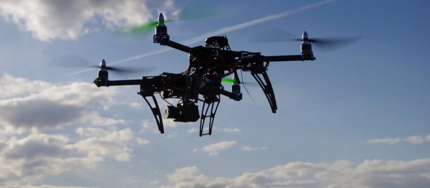 Drone με μεγάφωνο στην Χαλκιδική: «Σαν την Κασσάνδρα δεν έχει, αλλά και σαν την υγεία μας δεν έχει»